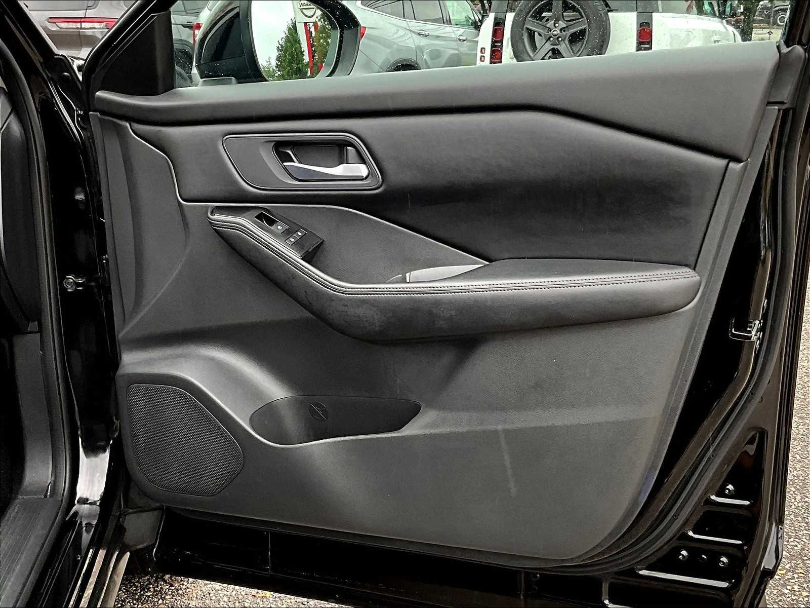 2025 Nissan Rogue SV - Photo 12