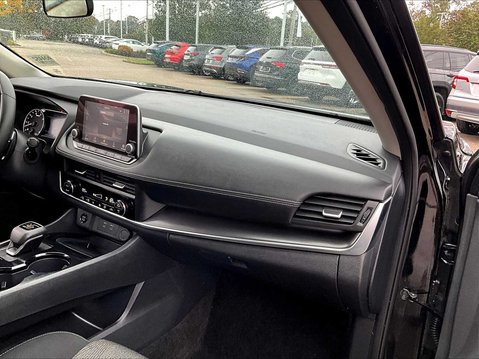 2025 Nissan Rogue SV - Photo 13