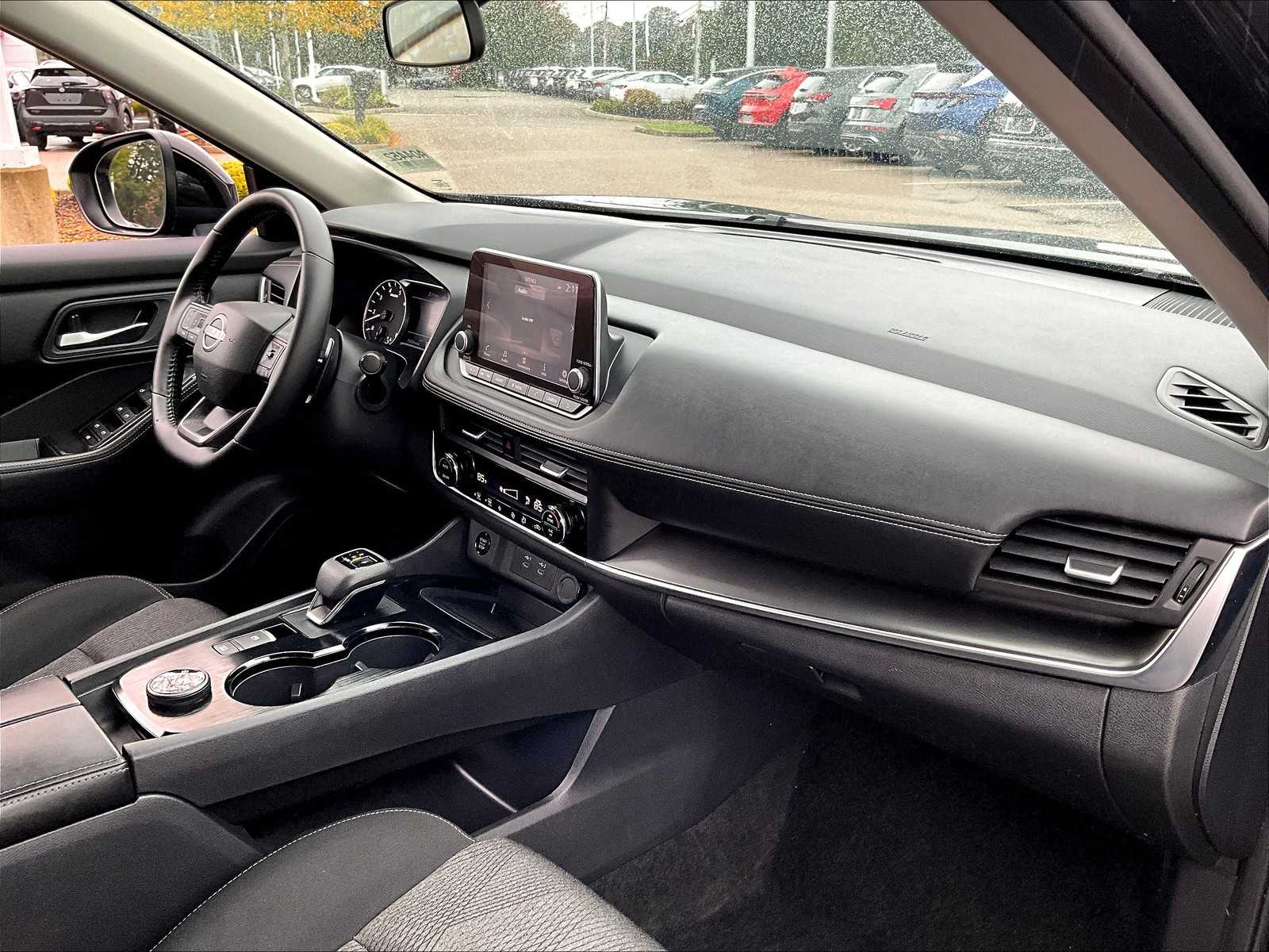 2025 Nissan Rogue SV - Photo 14