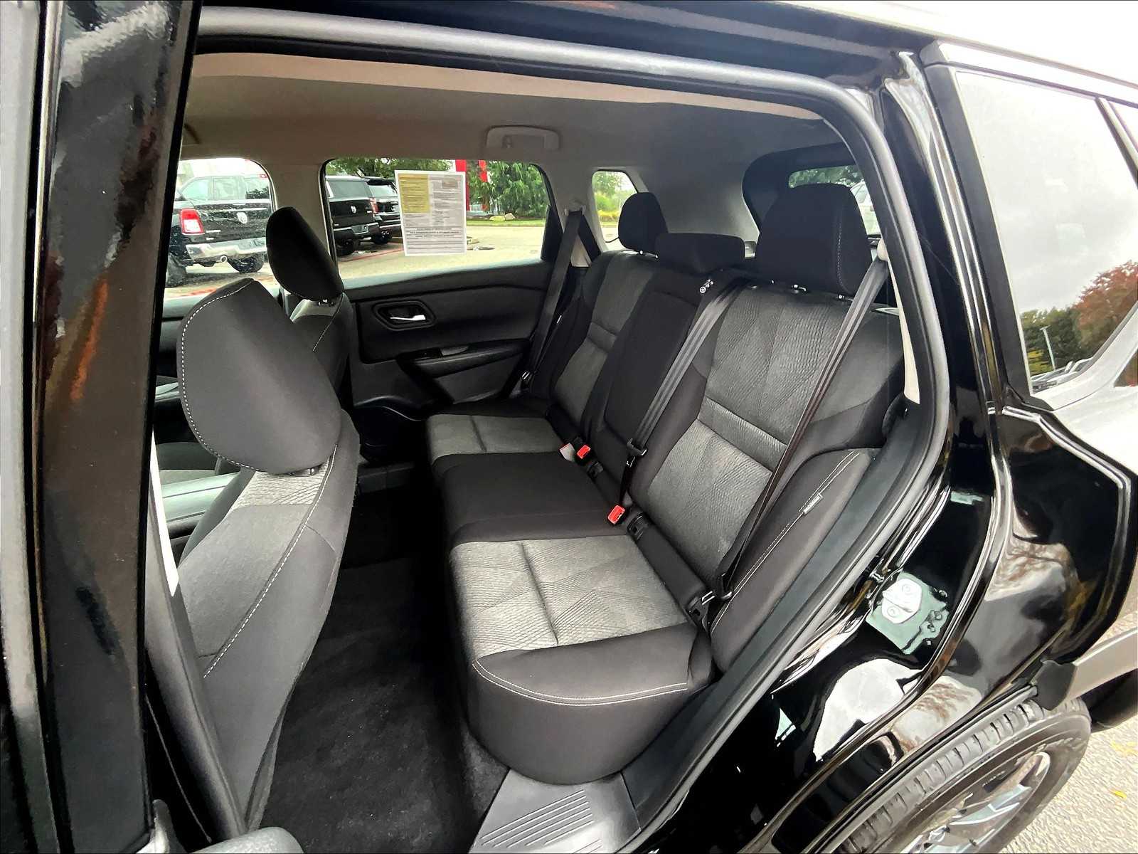 2025 Nissan Rogue SV - Photo 15