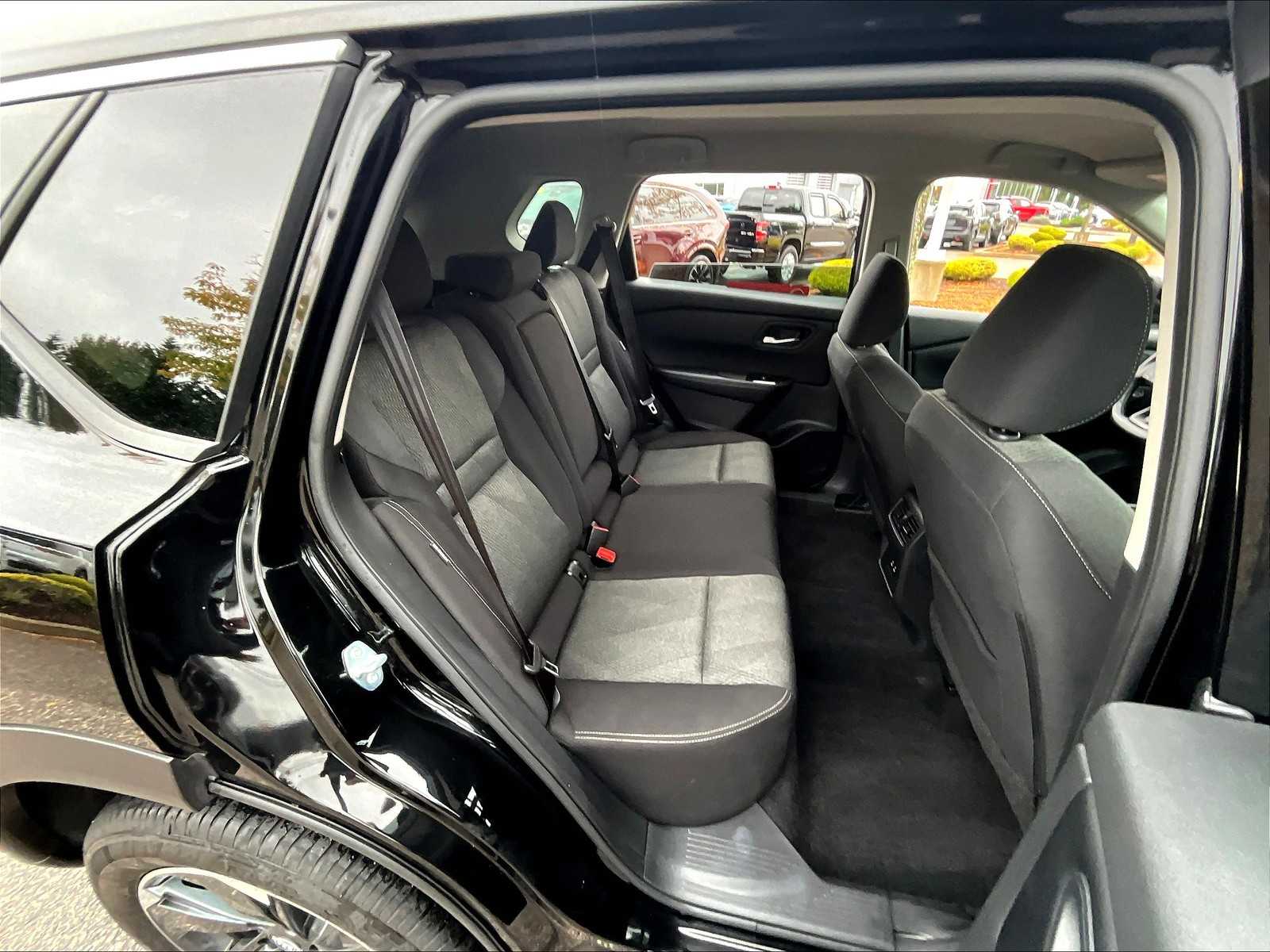 2025 Nissan Rogue SV - Photo 16