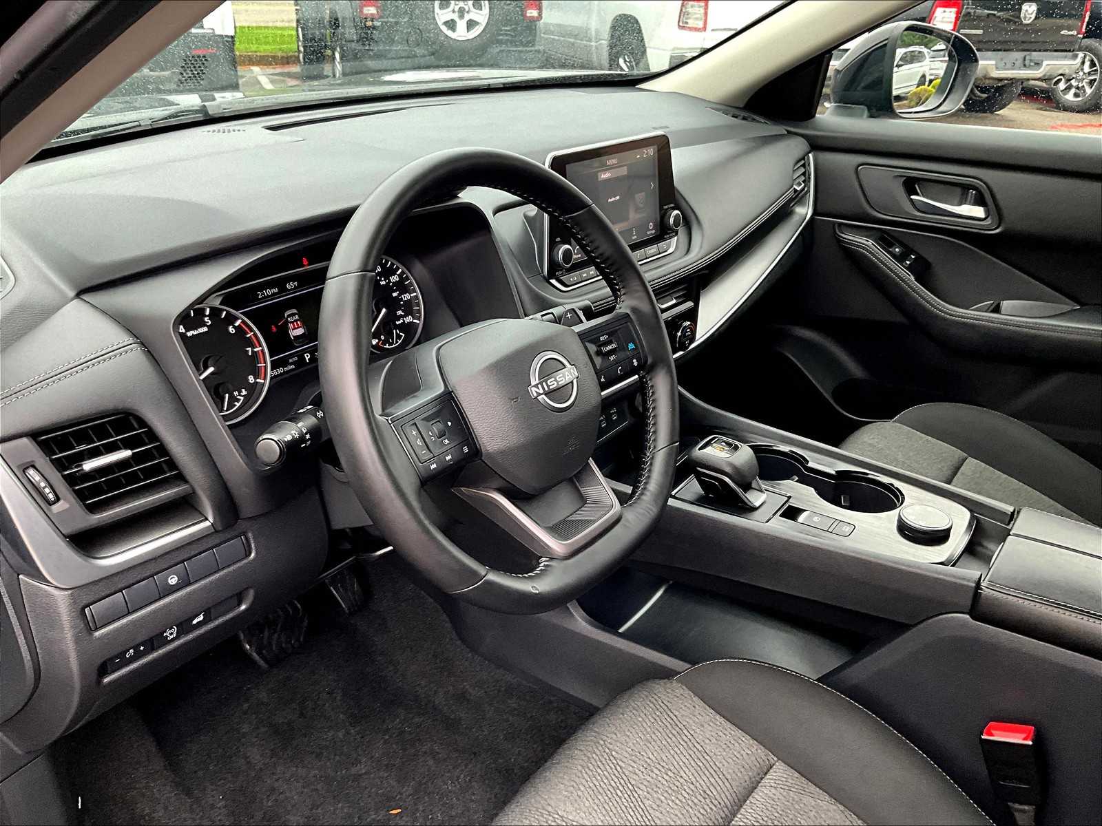 2025 Nissan Rogue SV - Photo 8