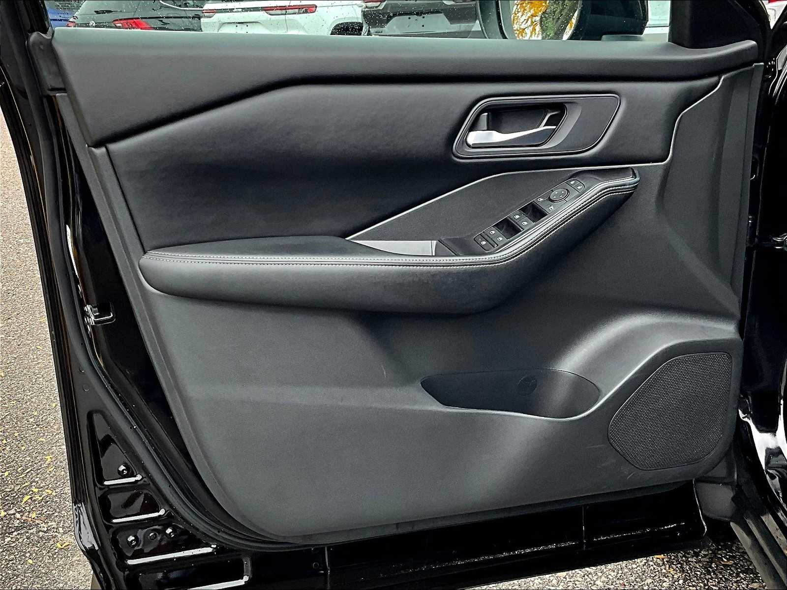 2025 Nissan Rogue SV - Photo 9