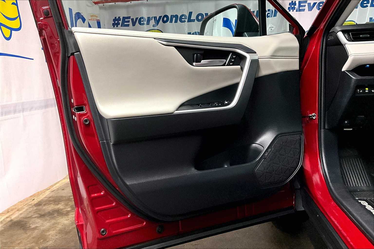 2019 Toyota RAV4 Hybrid Limited - Photo 9