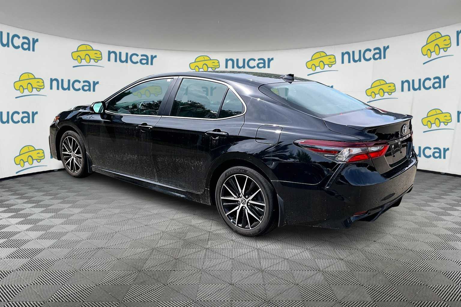 2022 Toyota Camry SE - Photo 3
