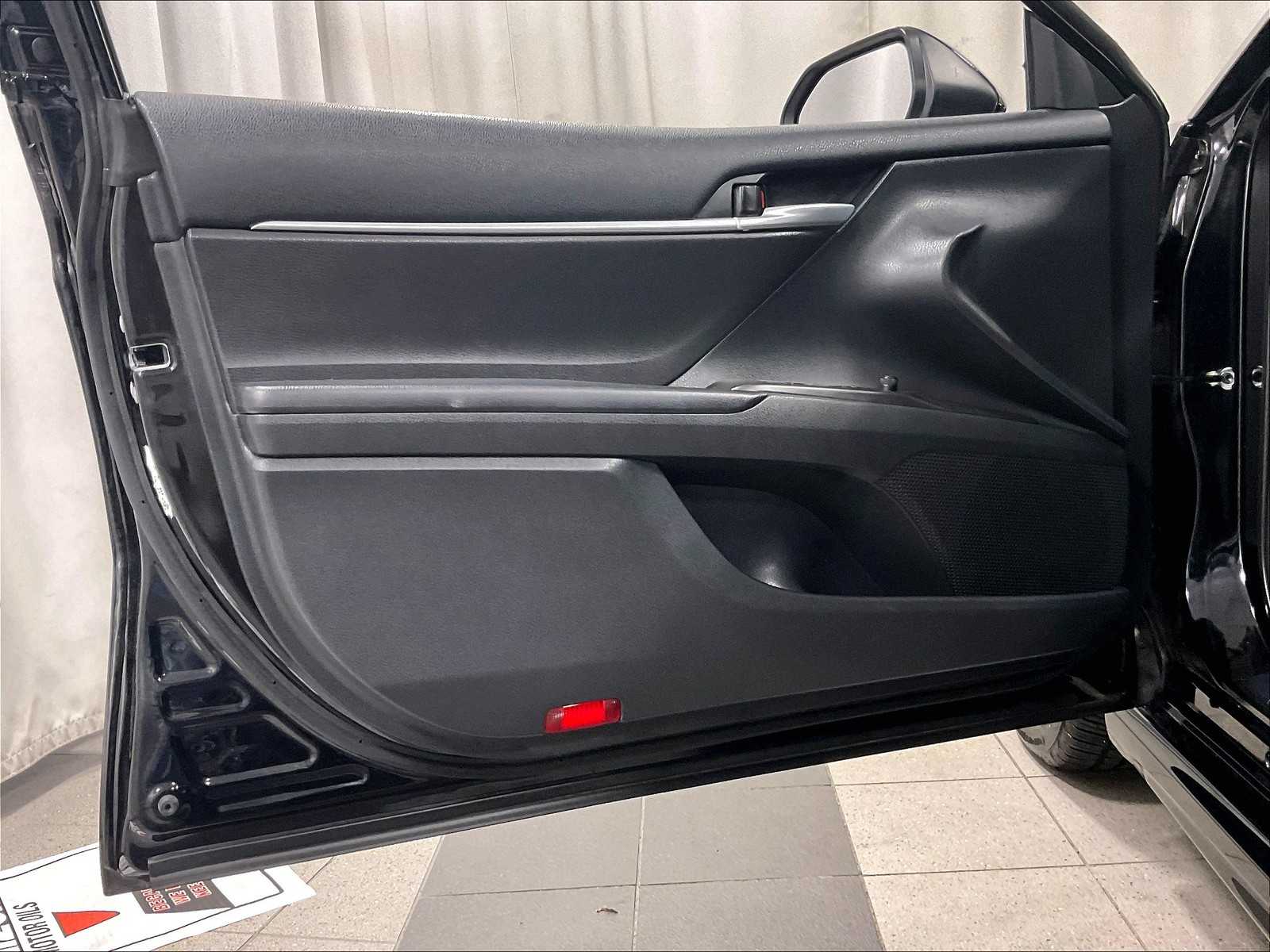 2023 Toyota Camry SE - Photo 9