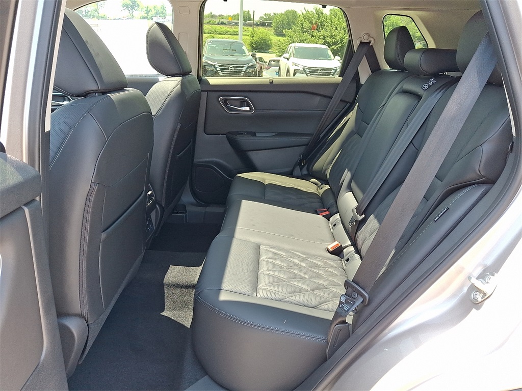 2025 Nissan Rogue Platinum photo 7