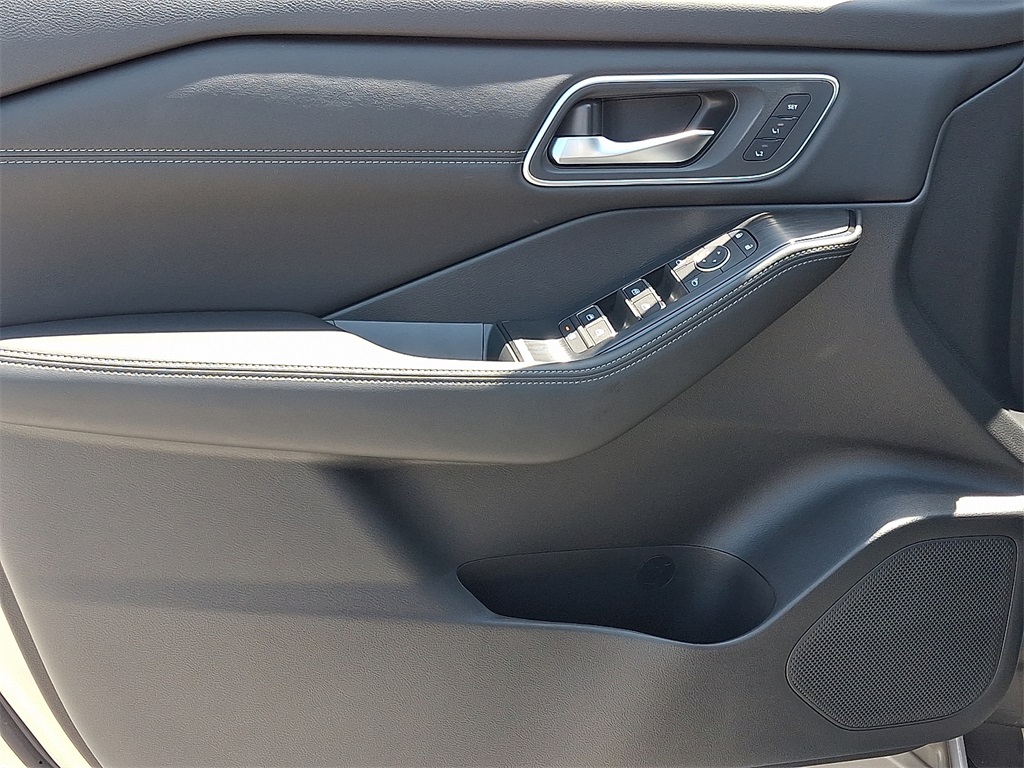 2025 Nissan Rogue Platinum photo 9