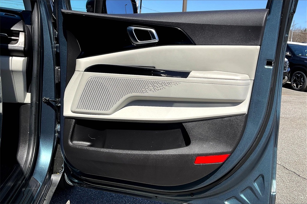 2023 Kia Carnival EX - Photo 11