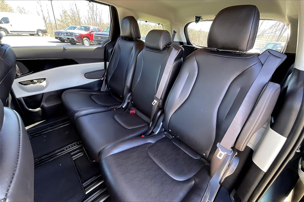 2023 Kia Carnival EX - Photo 14