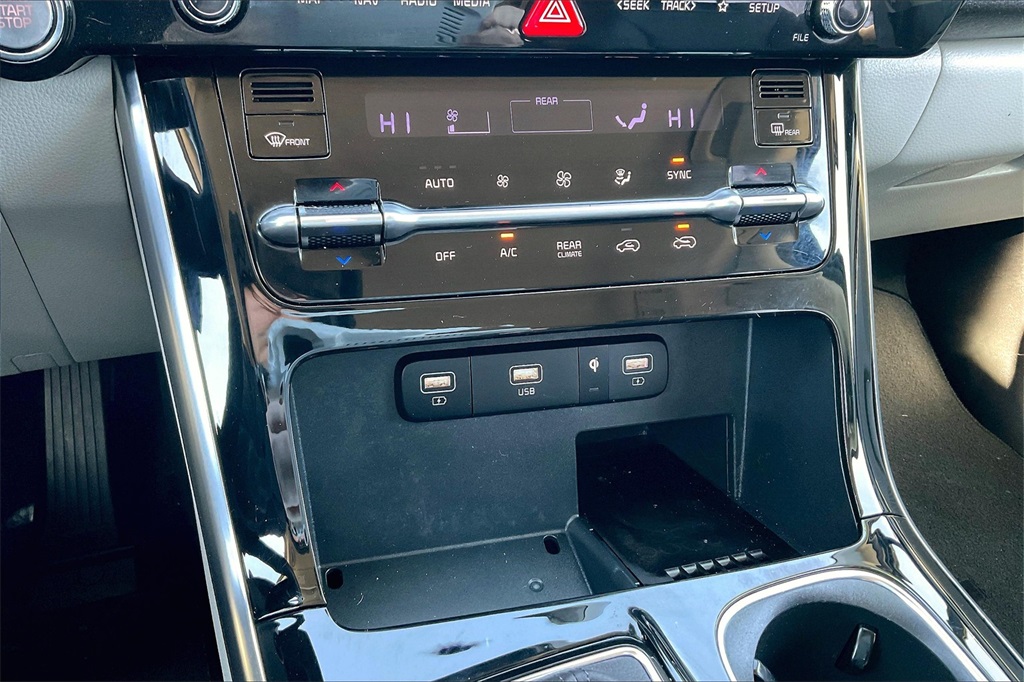 2023 Kia Carnival EX - Photo 25