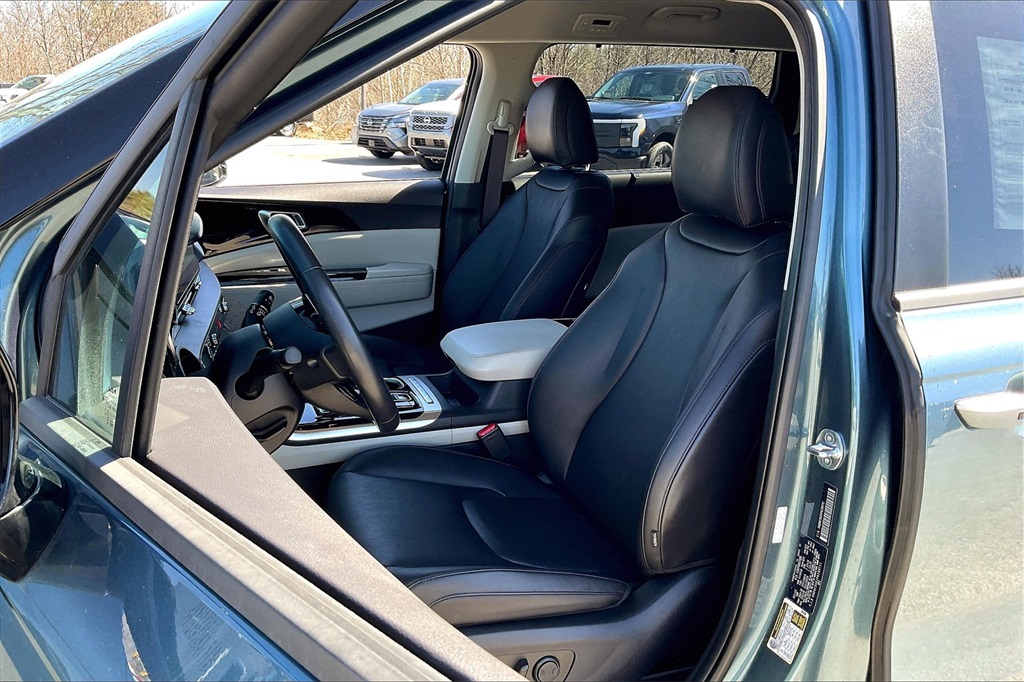 2023 Kia Carnival EX - Photo 9