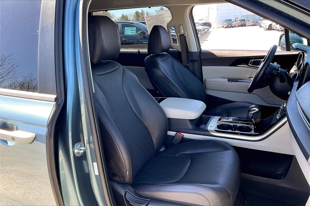 2023 Kia Carnival EX - Photo 10