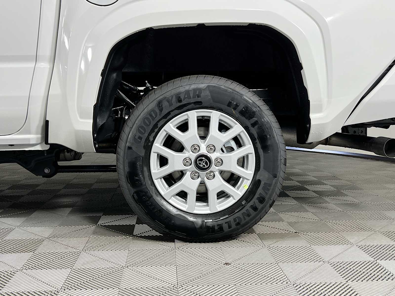 2025 Toyota Tacoma SR5 - Photo 18