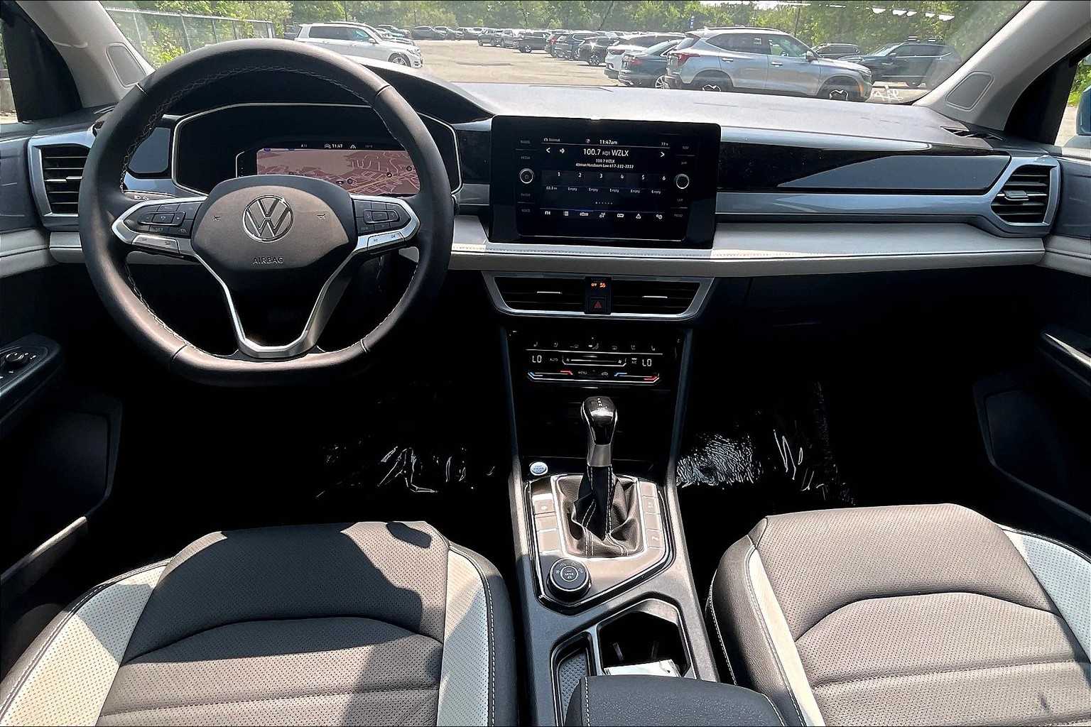 2025 Volkswagen Taos SEL - Photo 12
