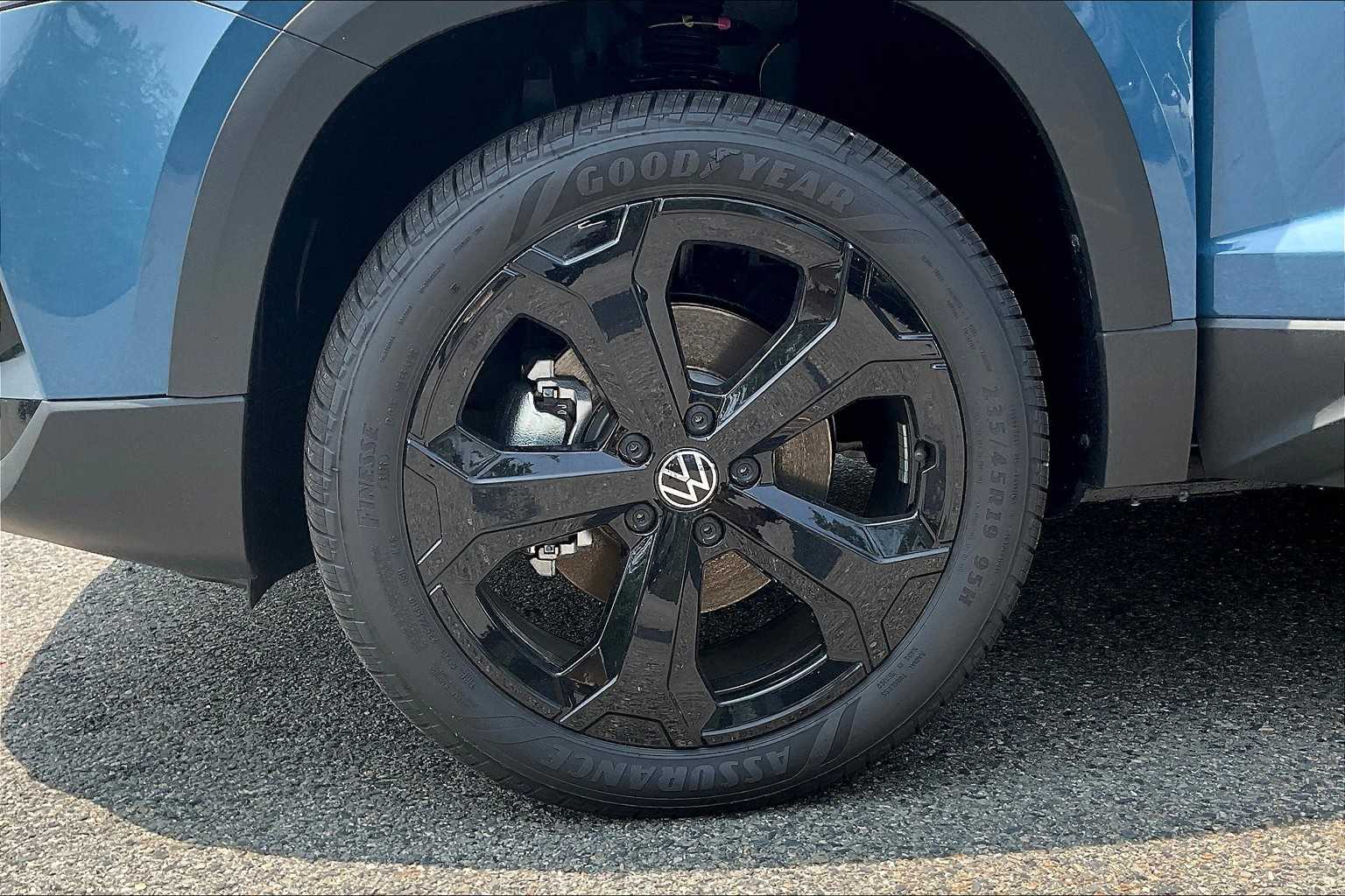 2025 Volkswagen Taos SEL - Photo 8