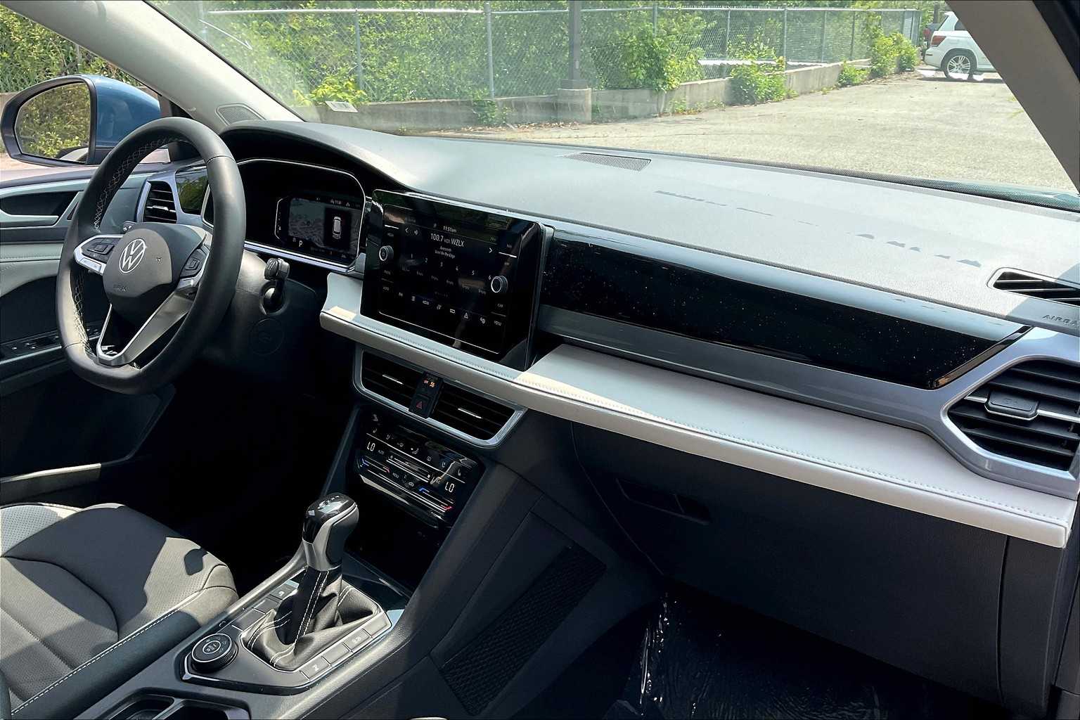 2025 Volkswagen Taos SEL - Photo 10