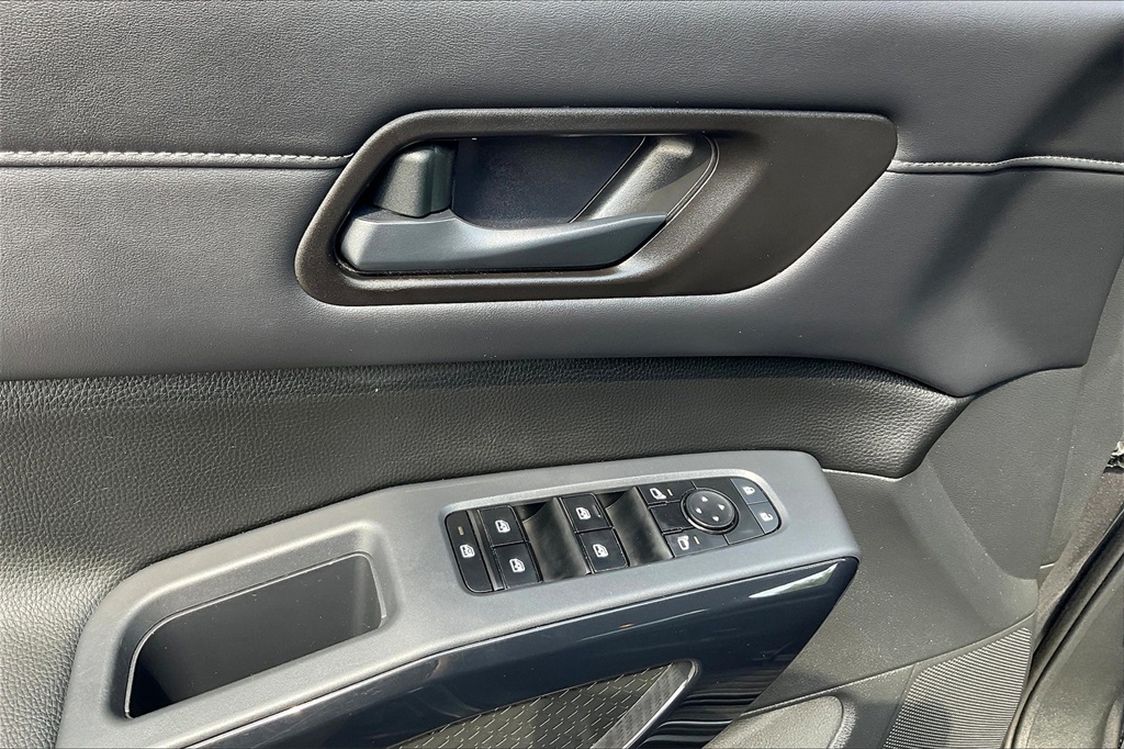 2023 Nissan Pathfinder SV - Photo 39