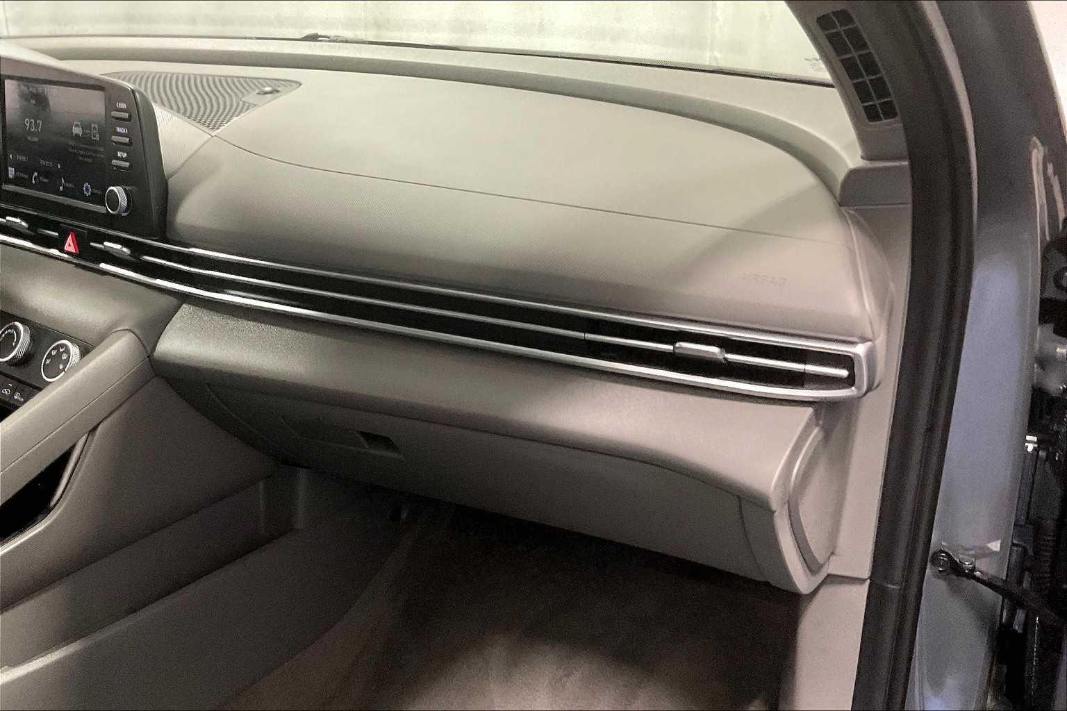 2024 Hyundai Elantra SE - Photo 13