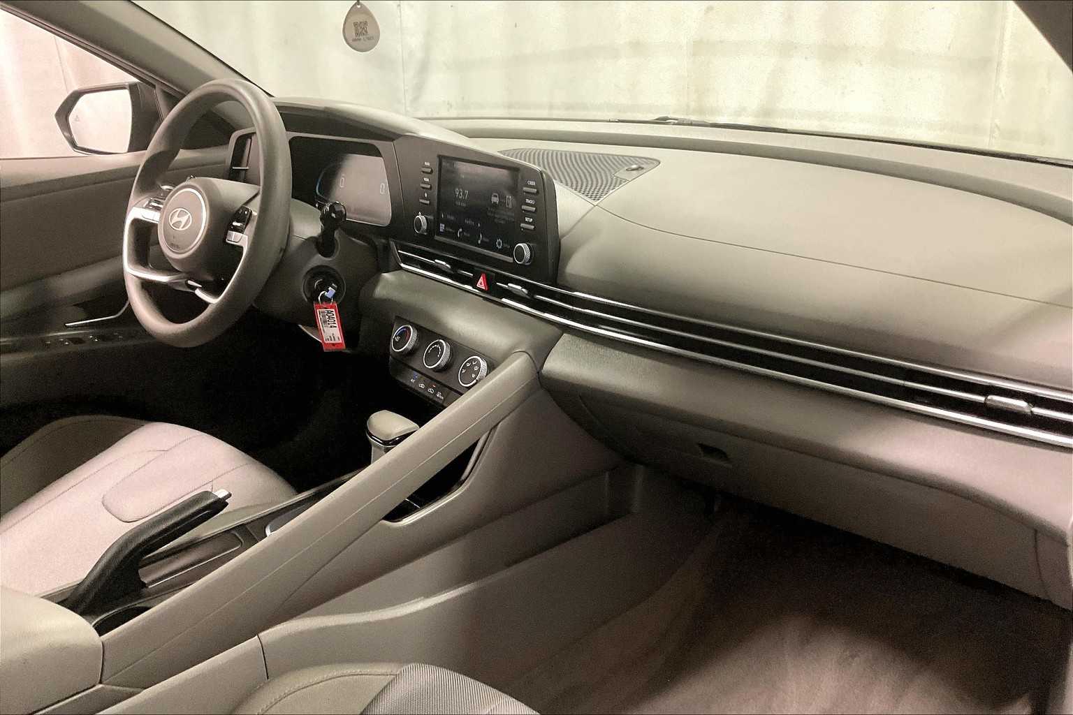 2024 Hyundai Elantra SE - Photo 14