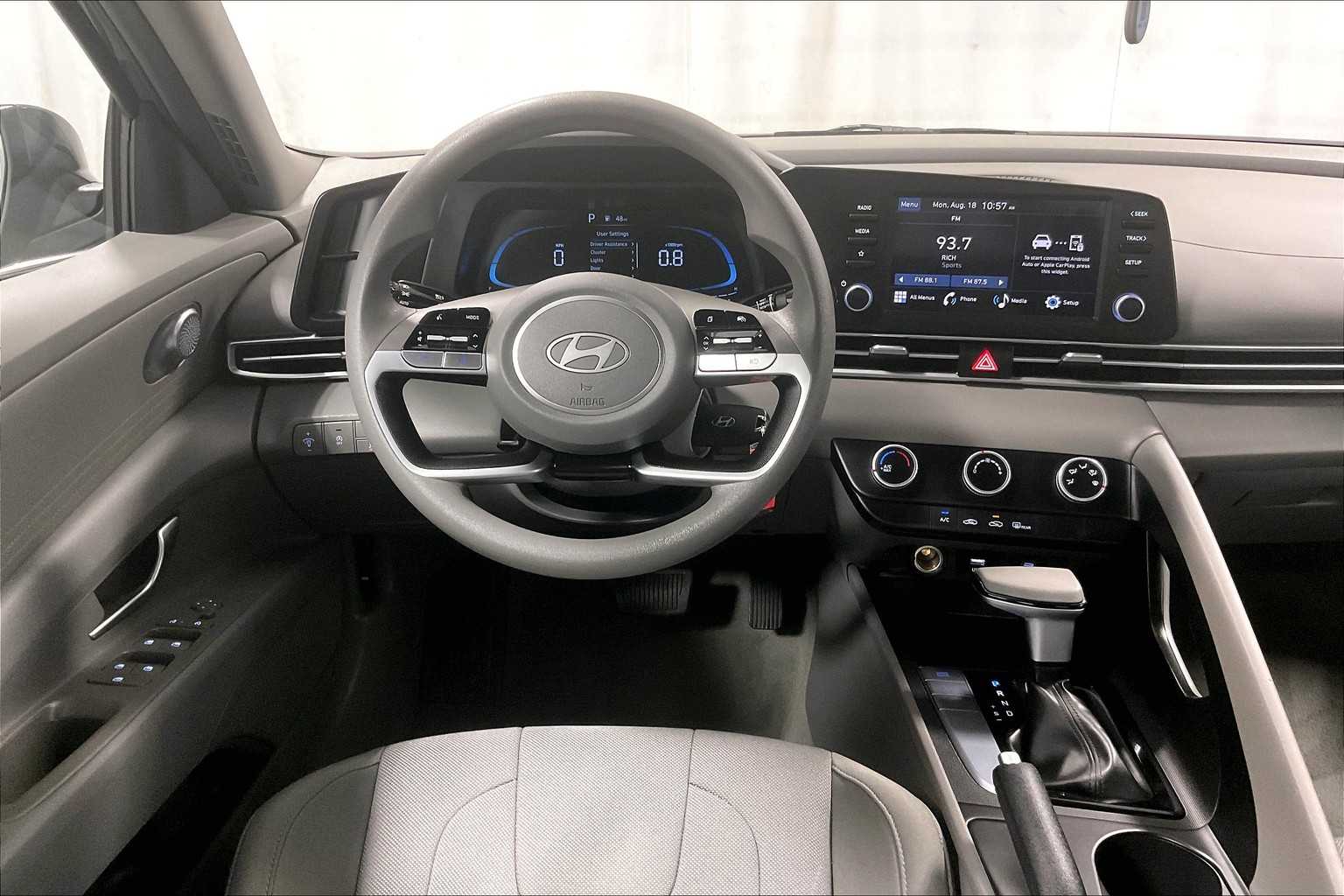 2024 Hyundai Elantra SE - Photo 17