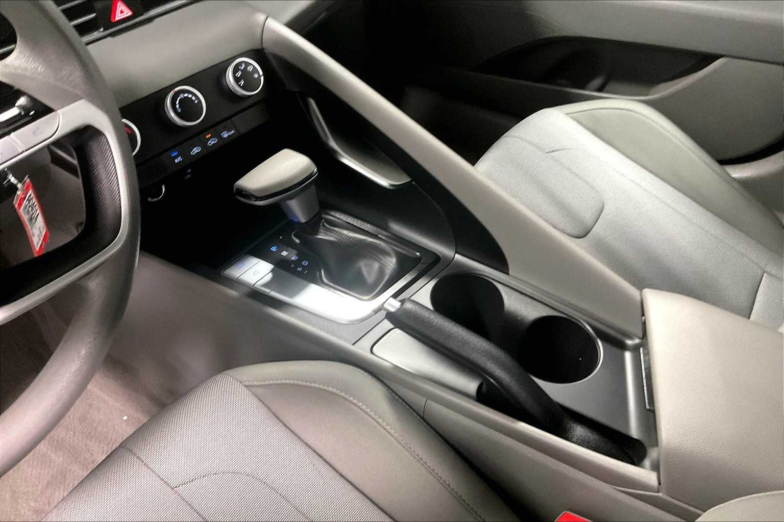 2024 Hyundai Elantra SE - Photo 20
