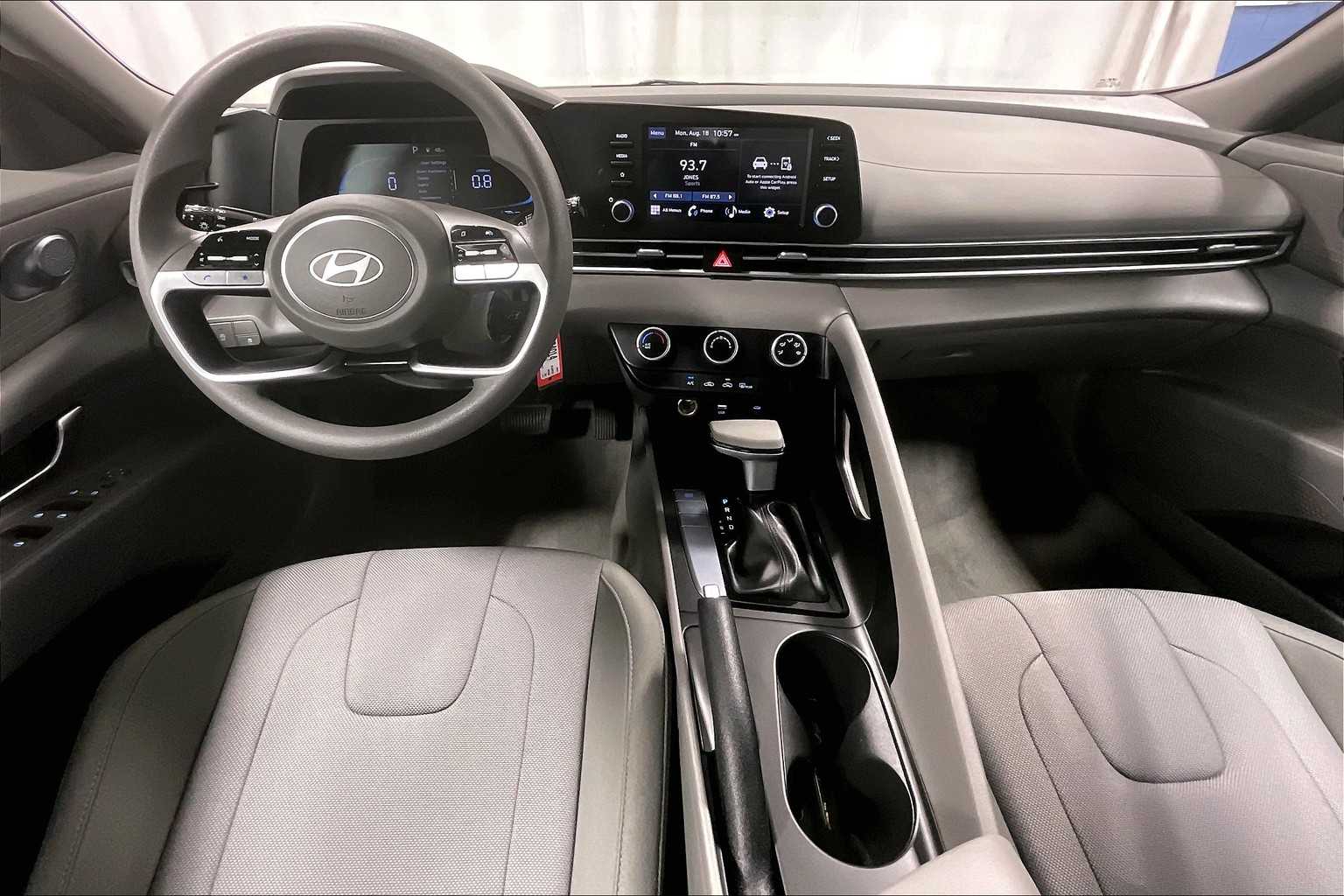 2024 Hyundai Elantra SE - Photo 21