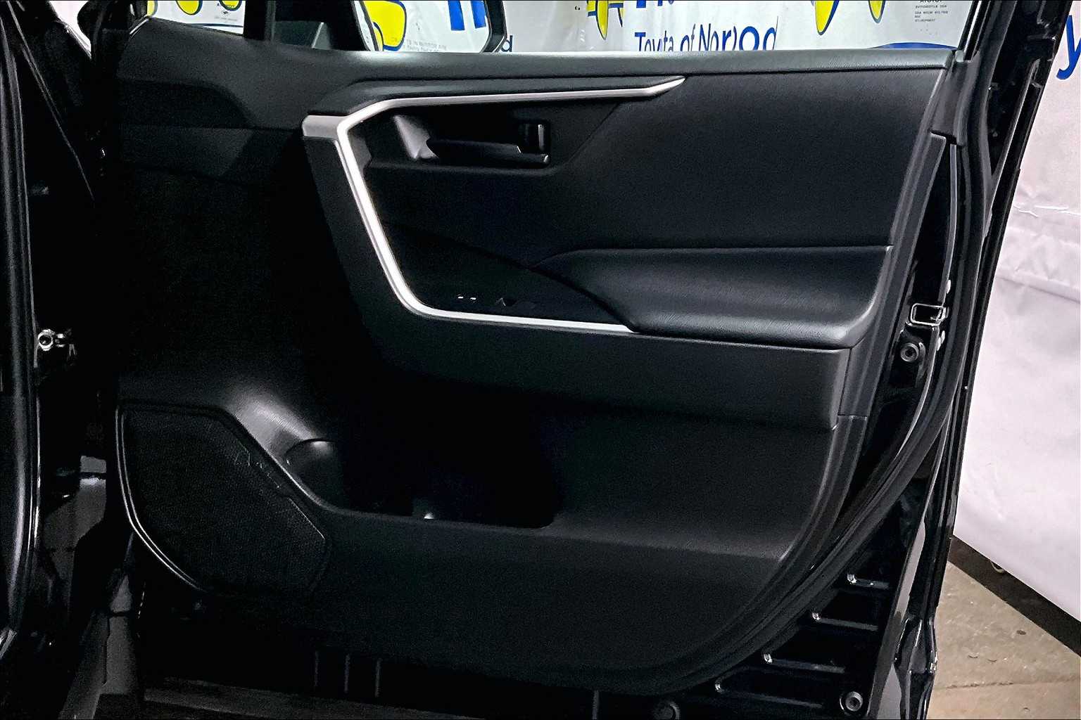2022 Toyota RAV4 LE - Photo 12