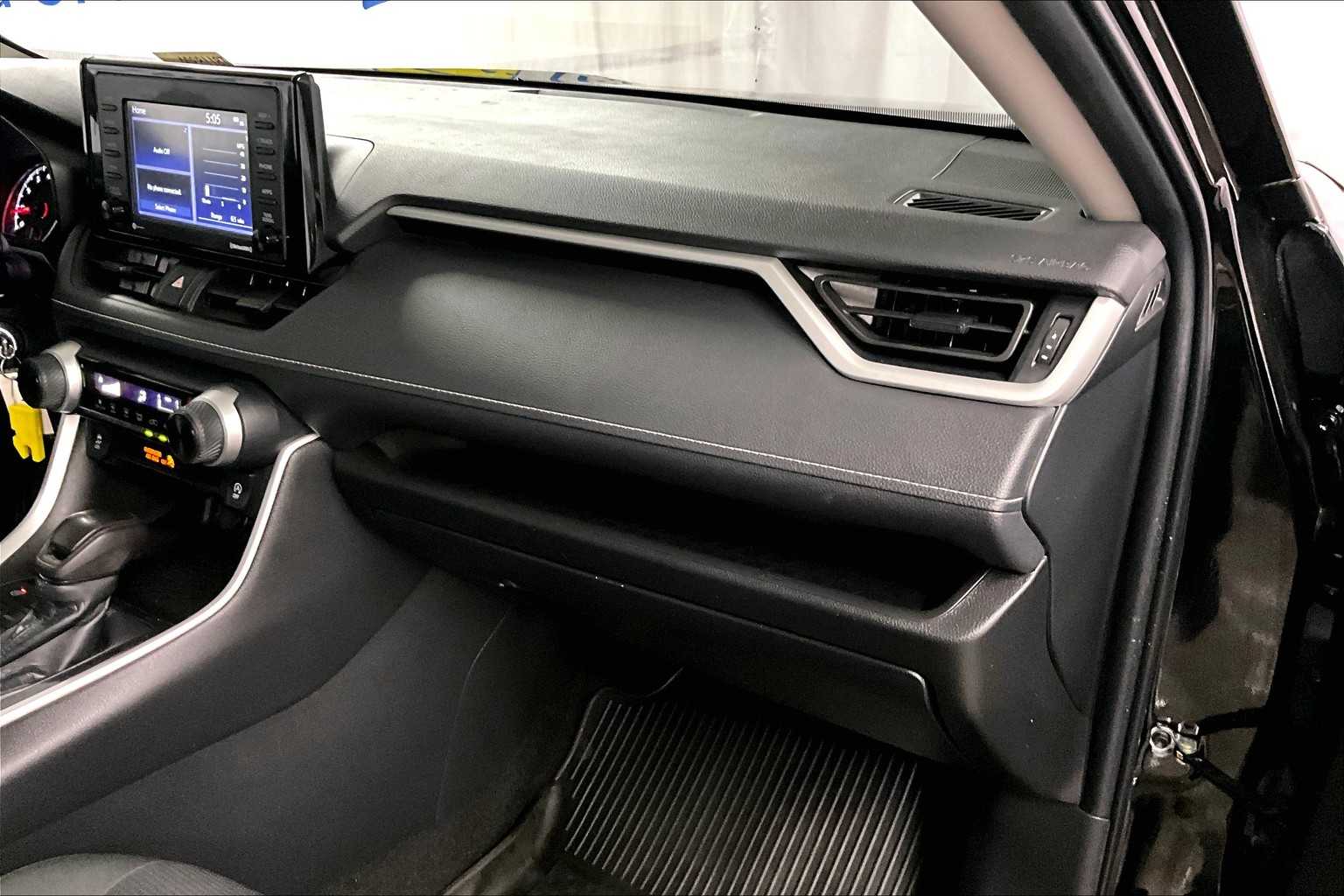 2022 Toyota RAV4 LE - Photo 13