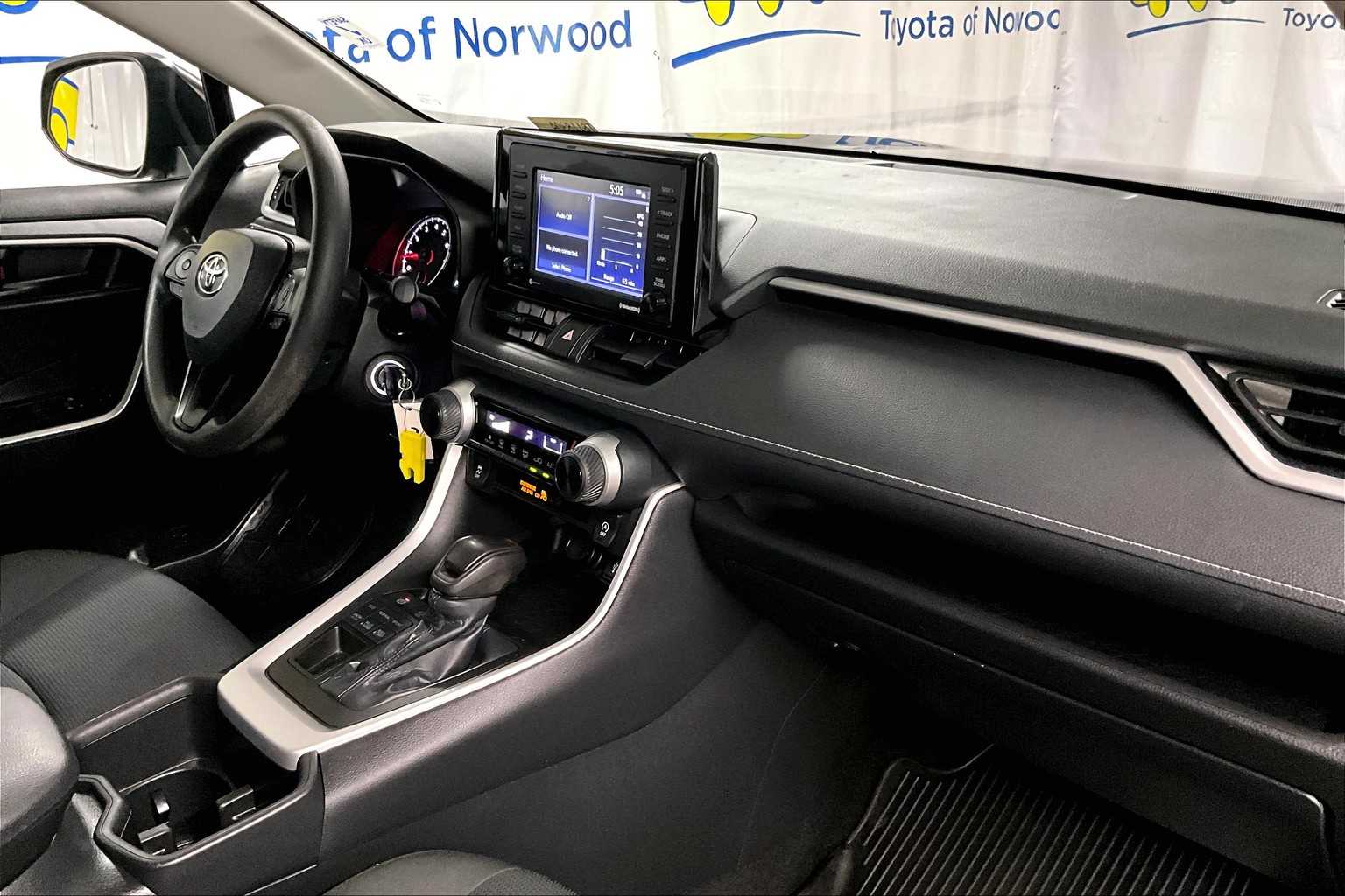 2022 Toyota RAV4 LE - Photo 14