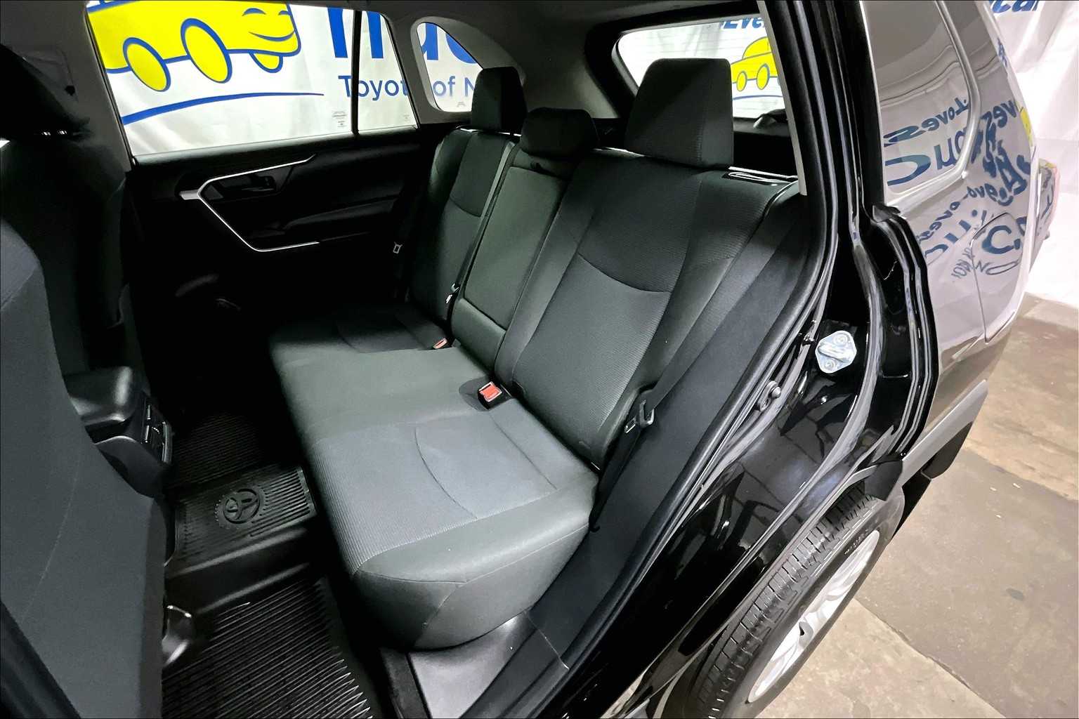 2022 Toyota RAV4 LE - Photo 15