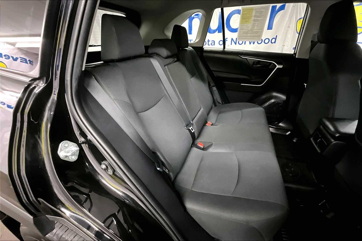 2022 Toyota RAV4 LE - Photo 16