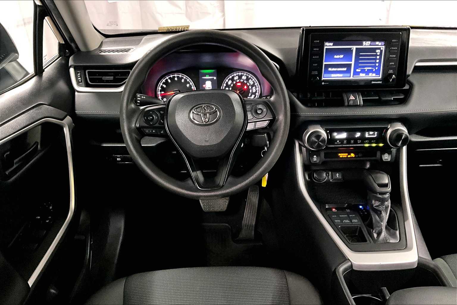 2022 Toyota RAV4 LE - Photo 17