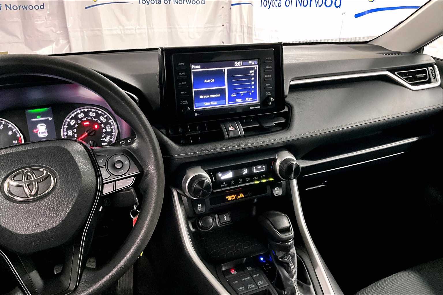 2022 Toyota RAV4 LE - Photo 18