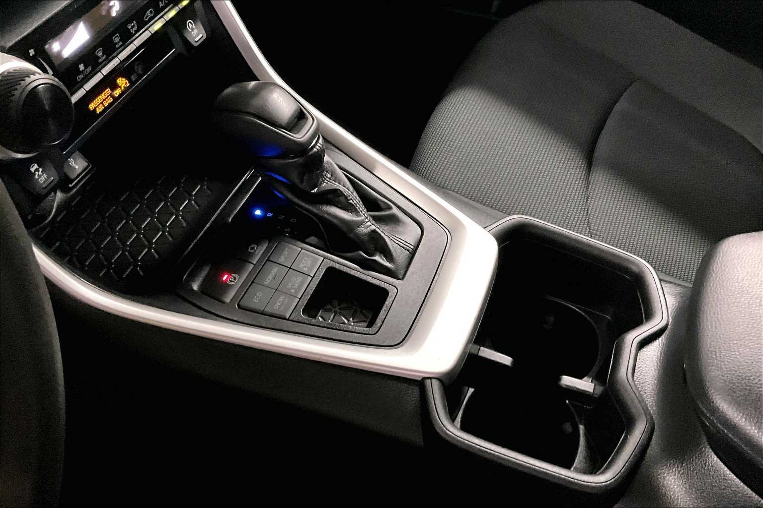 2022 Toyota RAV4 LE - Photo 20