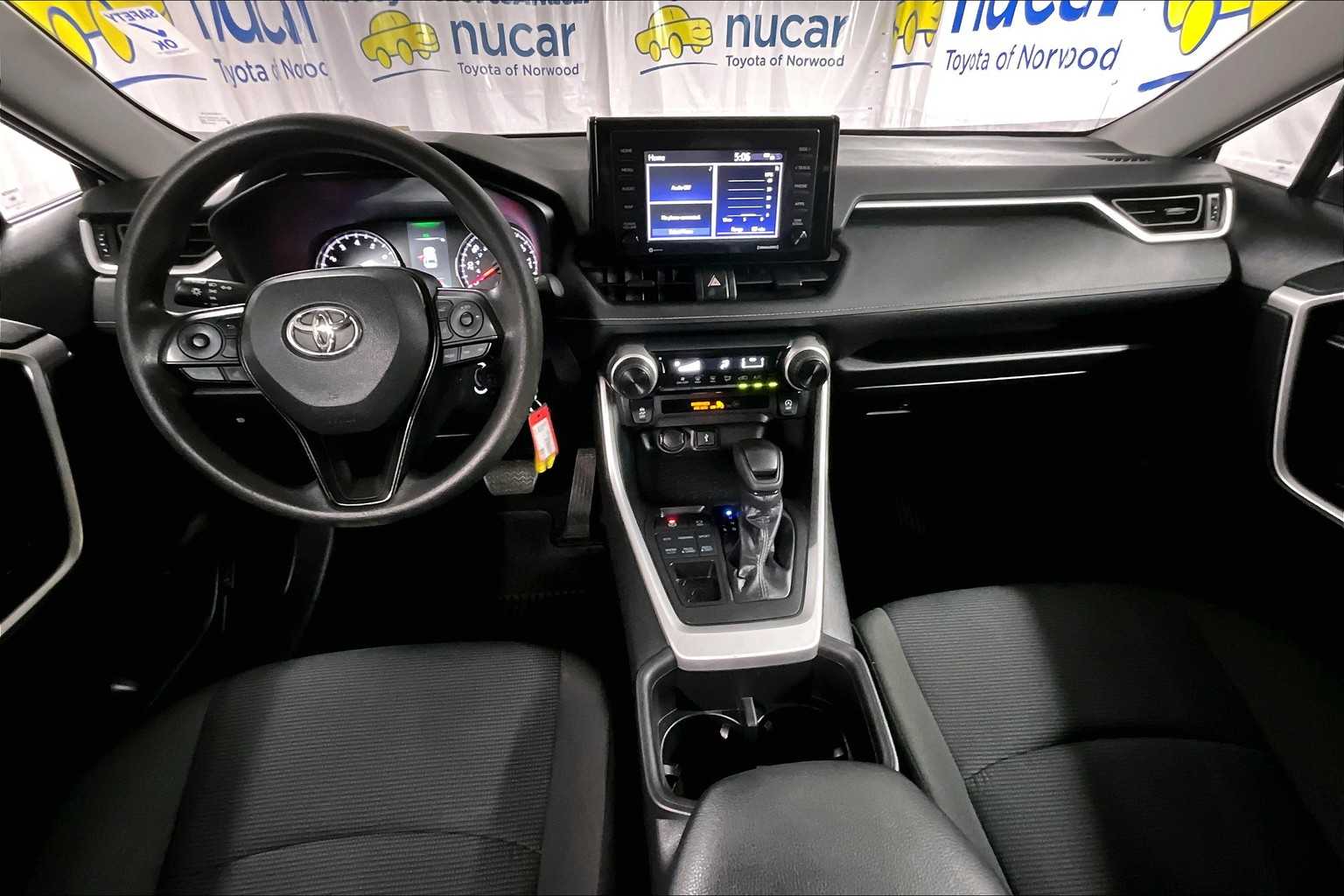2022 Toyota RAV4 LE - Photo 21