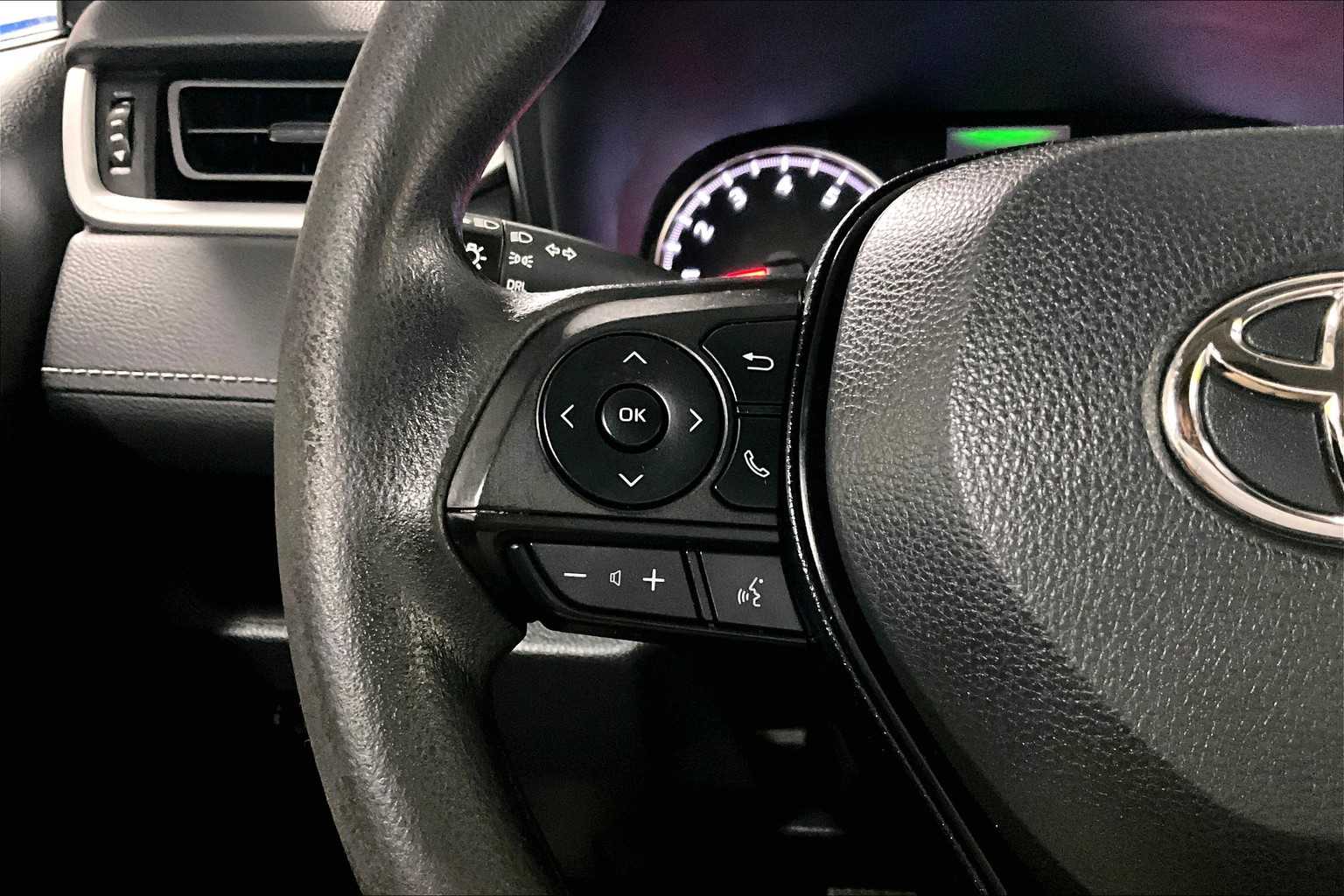 2022 Toyota RAV4 LE - Photo 22