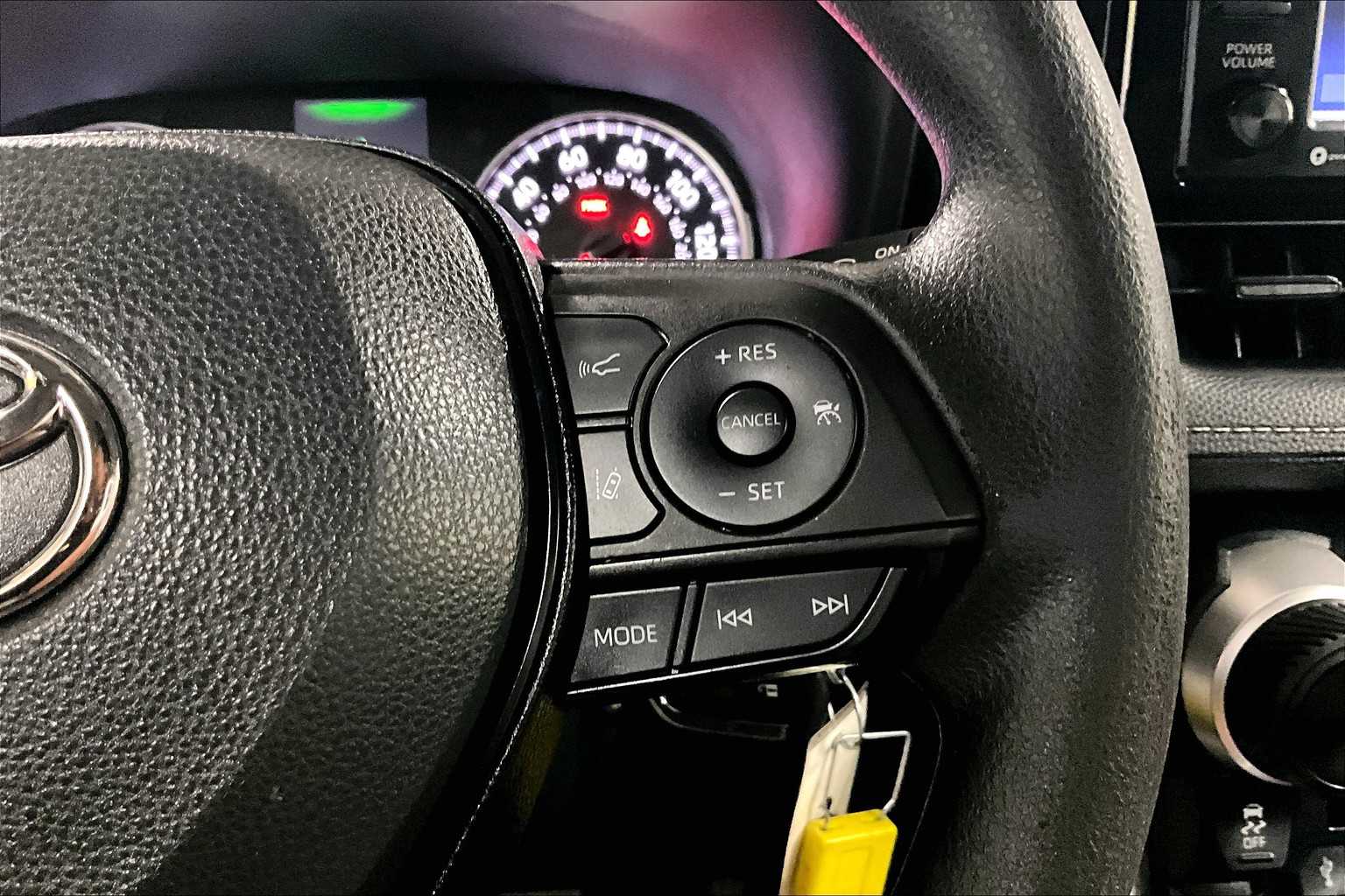 2022 Toyota RAV4 LE - Photo 23