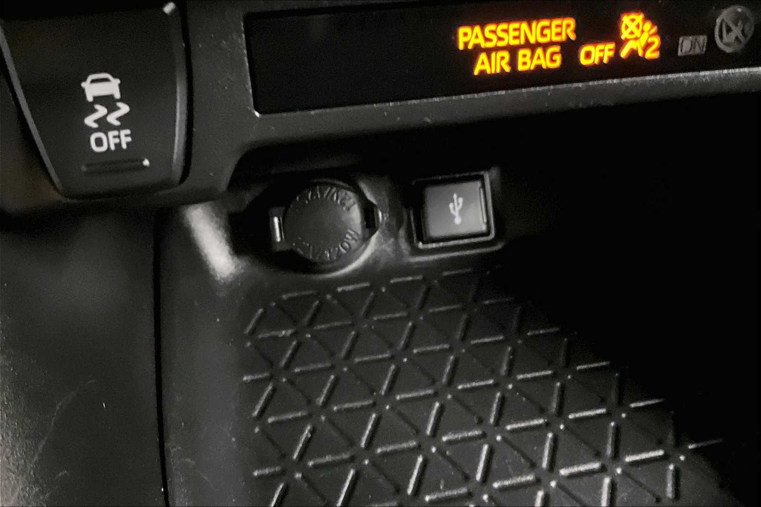 2022 Toyota RAV4 LE - Photo 26