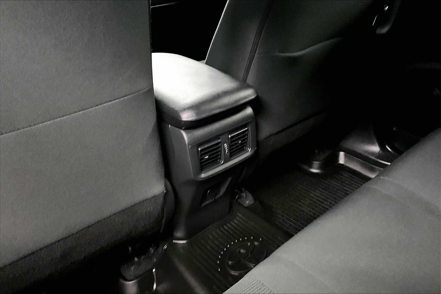 2022 Toyota RAV4 LE - Photo 27