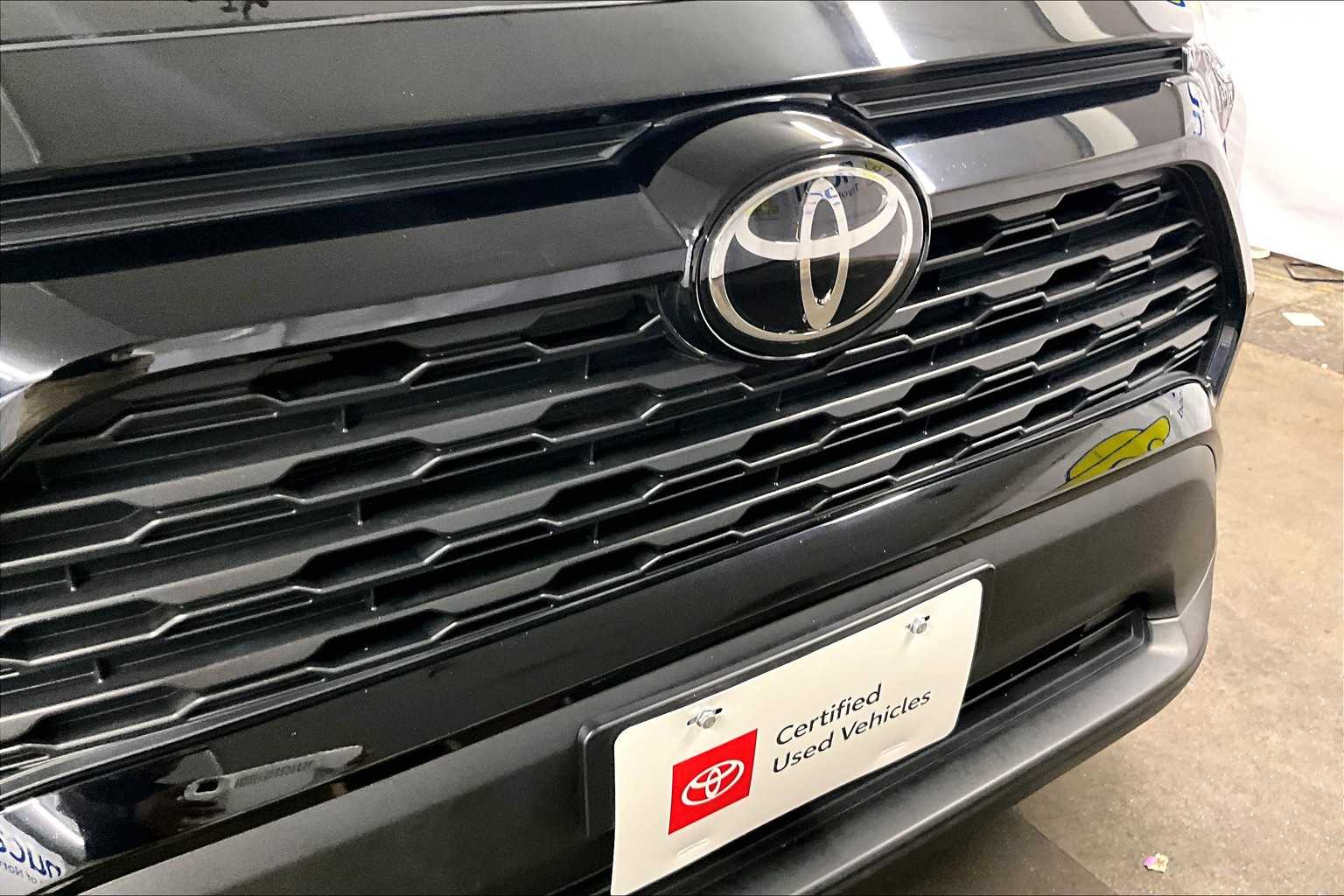 2022 Toyota RAV4 LE - Photo 31