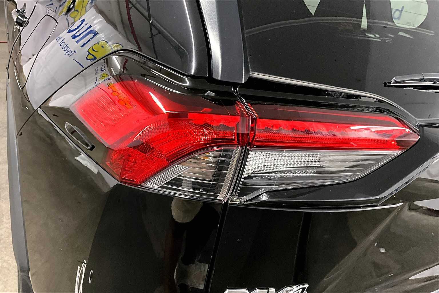 2022 Toyota RAV4 LE - Photo 33