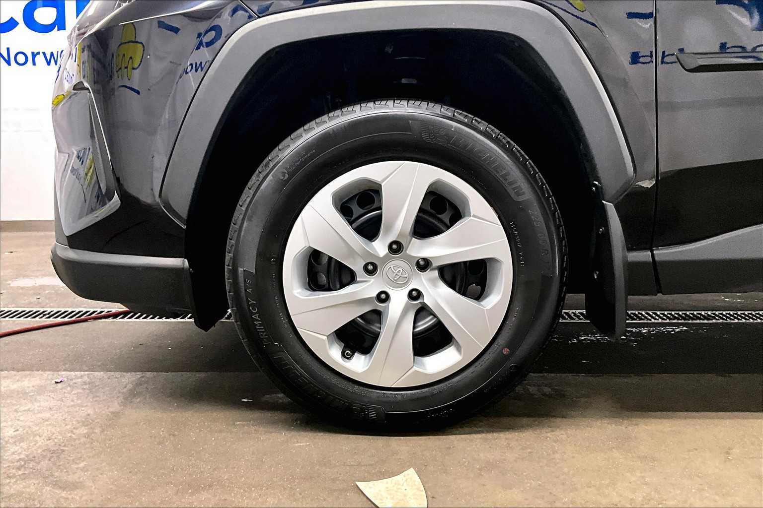 2022 Toyota RAV4 LE - Photo 7