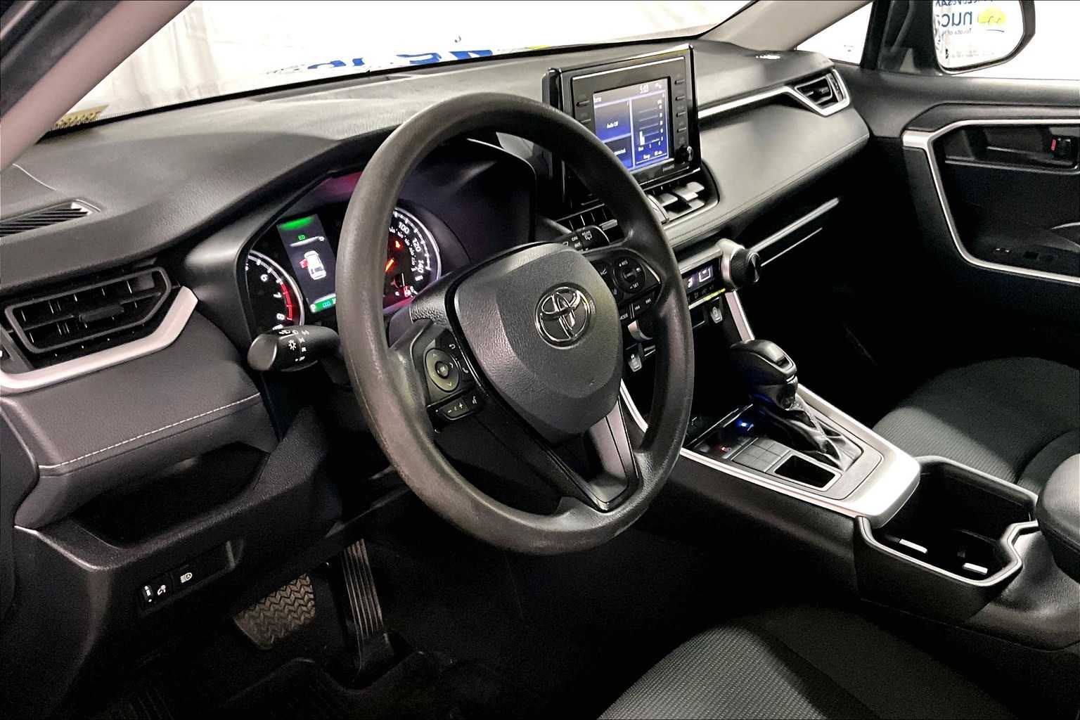 2022 Toyota RAV4 LE - Photo 8