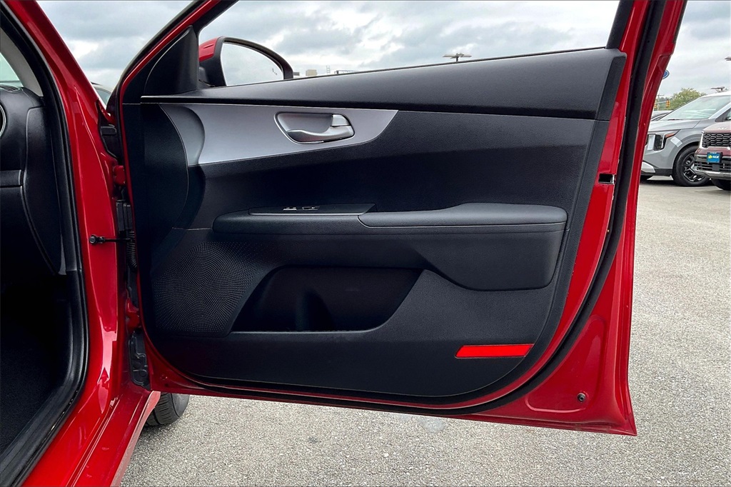 2023 Kia Forte LXS - Photo 11