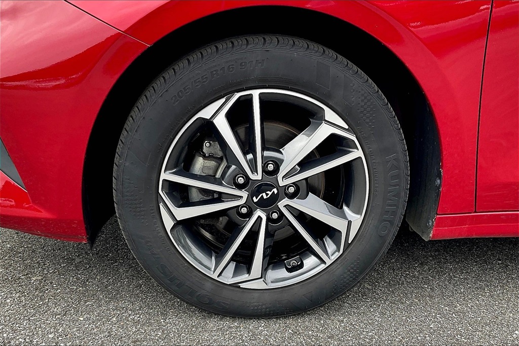 2023 Kia Forte LXS - Photo 7