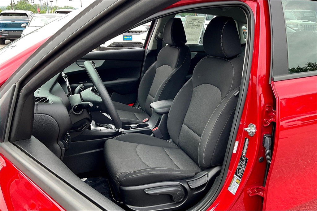 2023 Kia Forte LXS - Photo 9