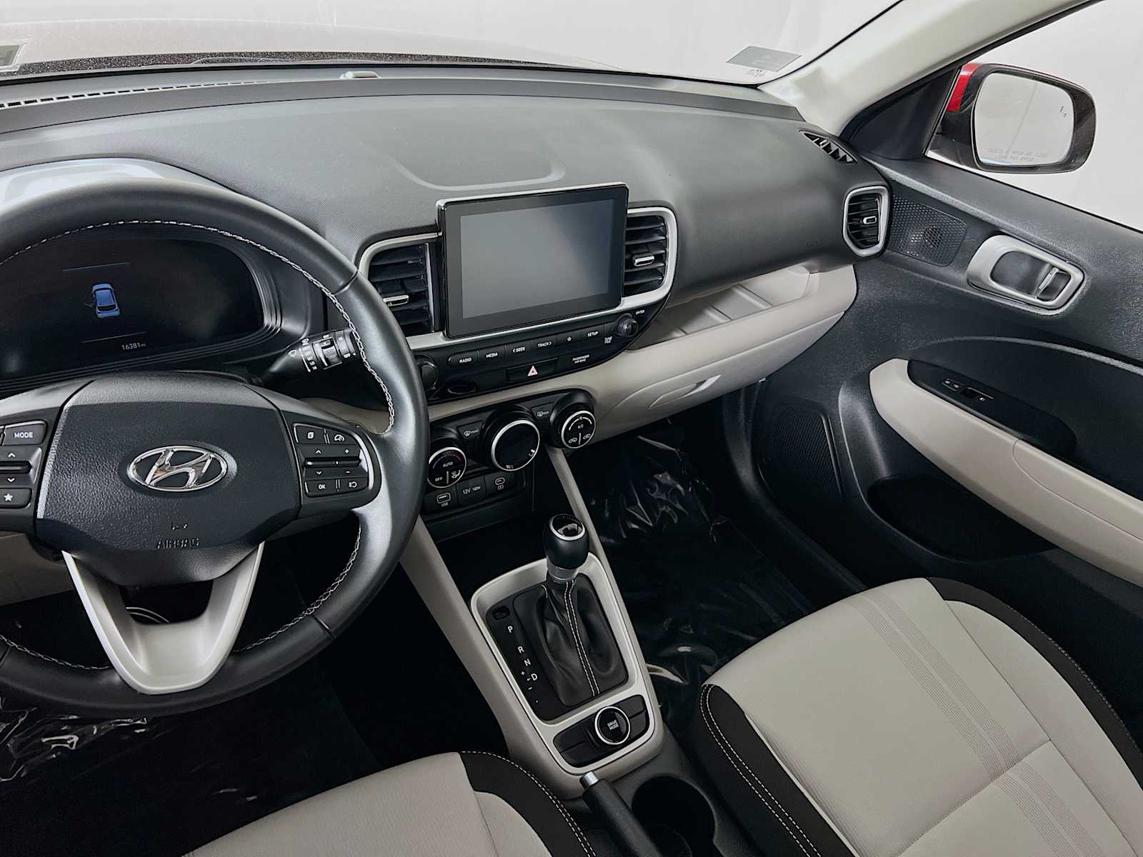 2024 Hyundai Venue SEL - Photo 14