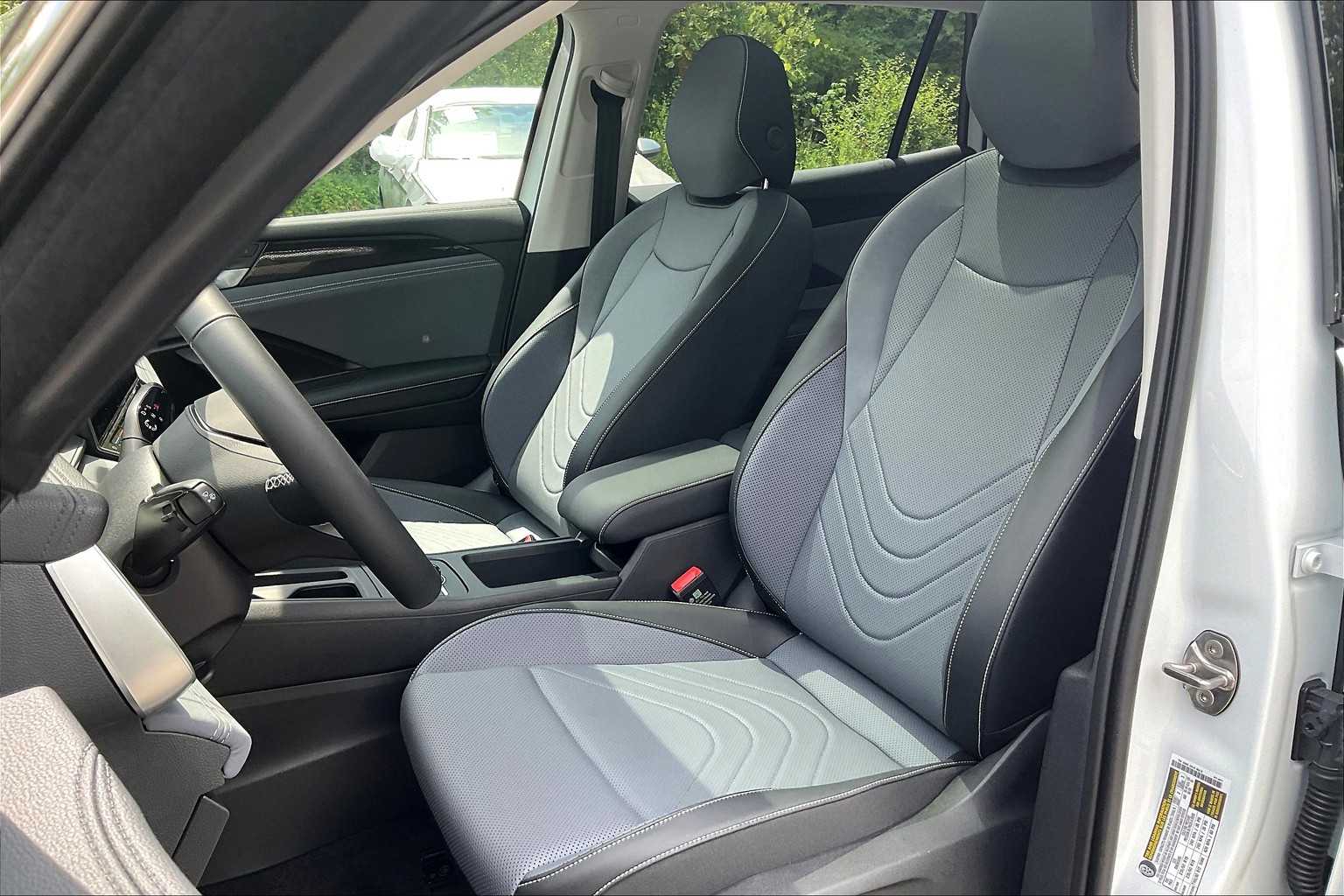 2025 Volkswagen Tiguan SE - Photo 11