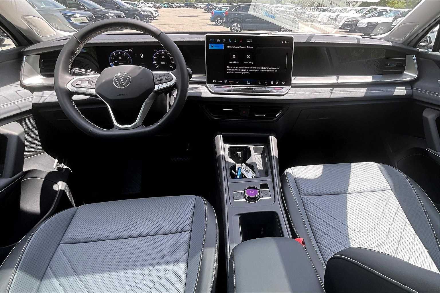 2025 Volkswagen Tiguan SE - Photo 12